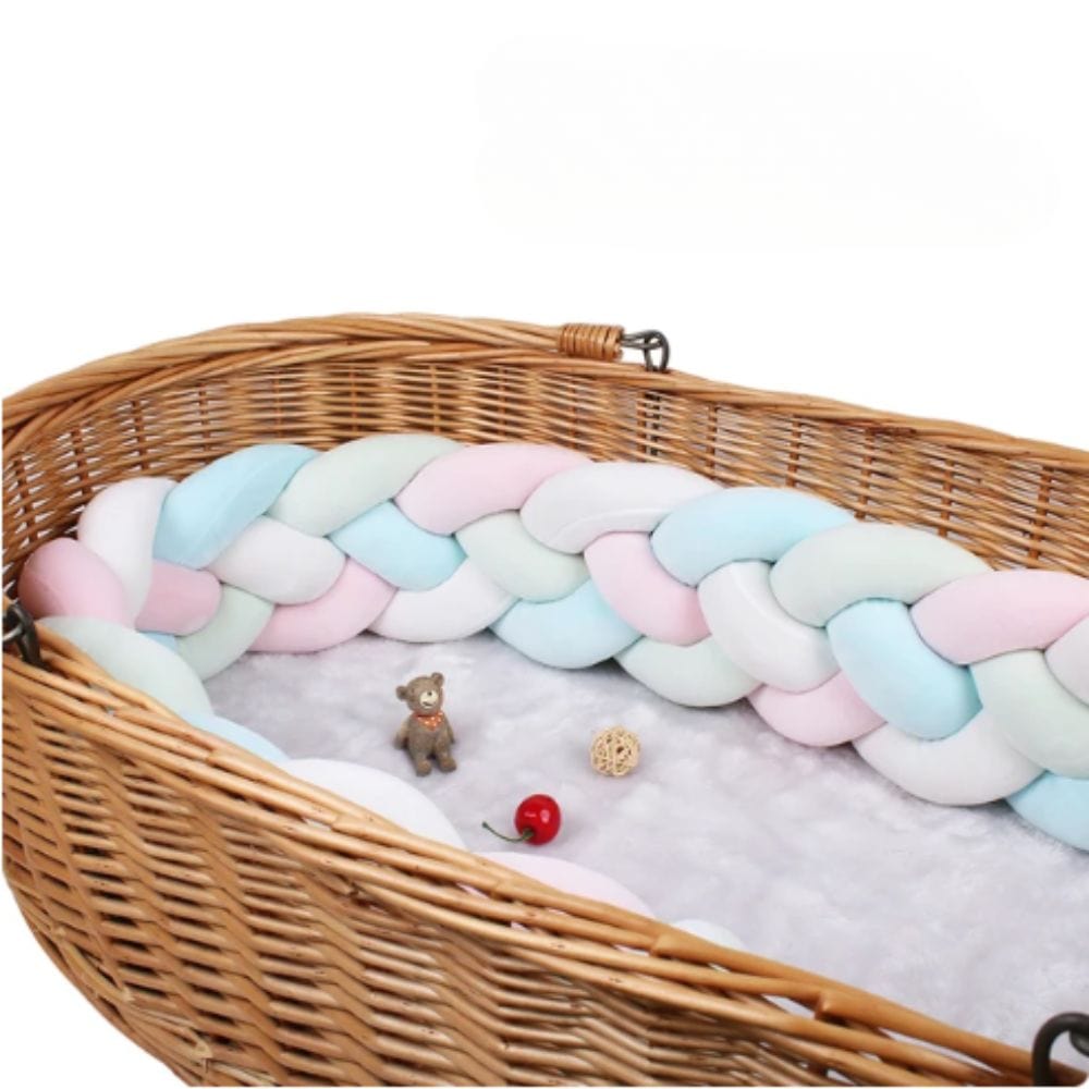 Tour de lit bébé tressé multicolore pour fille • Petites Pirates Tour de lit bébé tressé multicolore pour fille • Petites Pirates